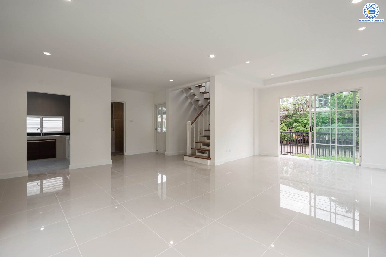 บ้านมือสองตกแต่งใหม่ ม.ชลลดา วัดลาดปลาดุก บ้านเดี่ยวหลังมุม คุณภาพระดับ L&H บนเนื้อที่ 61.3 ตร.ว. ฟังก์ชัน 3 ห้องนอน 3 ห้องน้ำ จอดรถได้ 1 คัน บนทำเลศักยภาพ เพียง 15 นาทีถึงเซ็นทรัลเวสท์เกต ใกล้รถไฟฟ้าสายสีม่วง "สถานีคลองบางไผ่"...